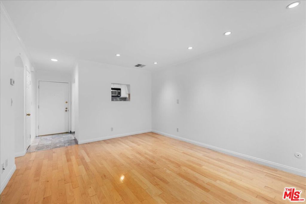 740 N Kings Road 114 Property Photo 8