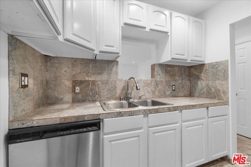 740 N Kings Road 114 Property Photo 10