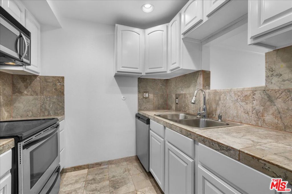 740 N Kings Road 114 Property Photo 13