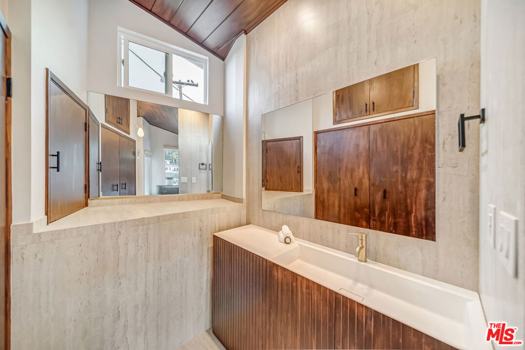 8874 Evanview Drive Property Photo 27