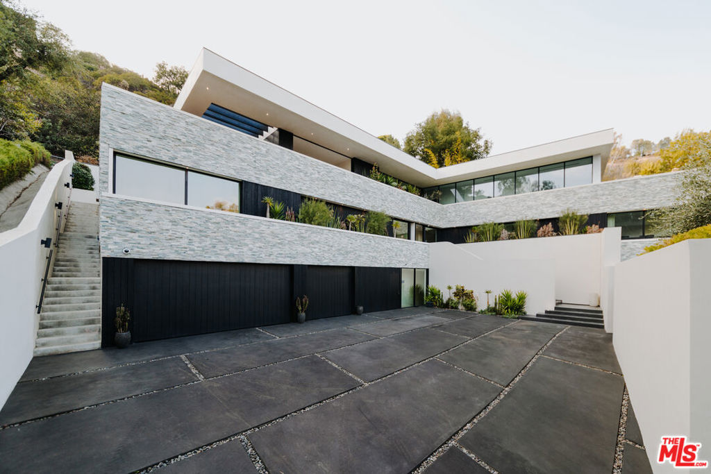 7681 Willow Glen Road Property Photo 4