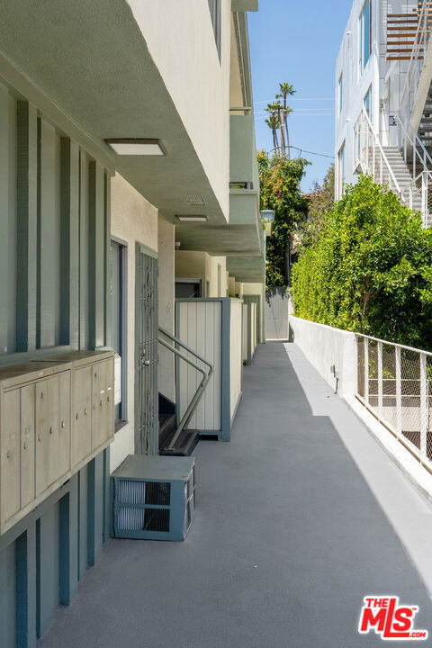 929 N San Vicente Boulevard 4 Property Photo 2