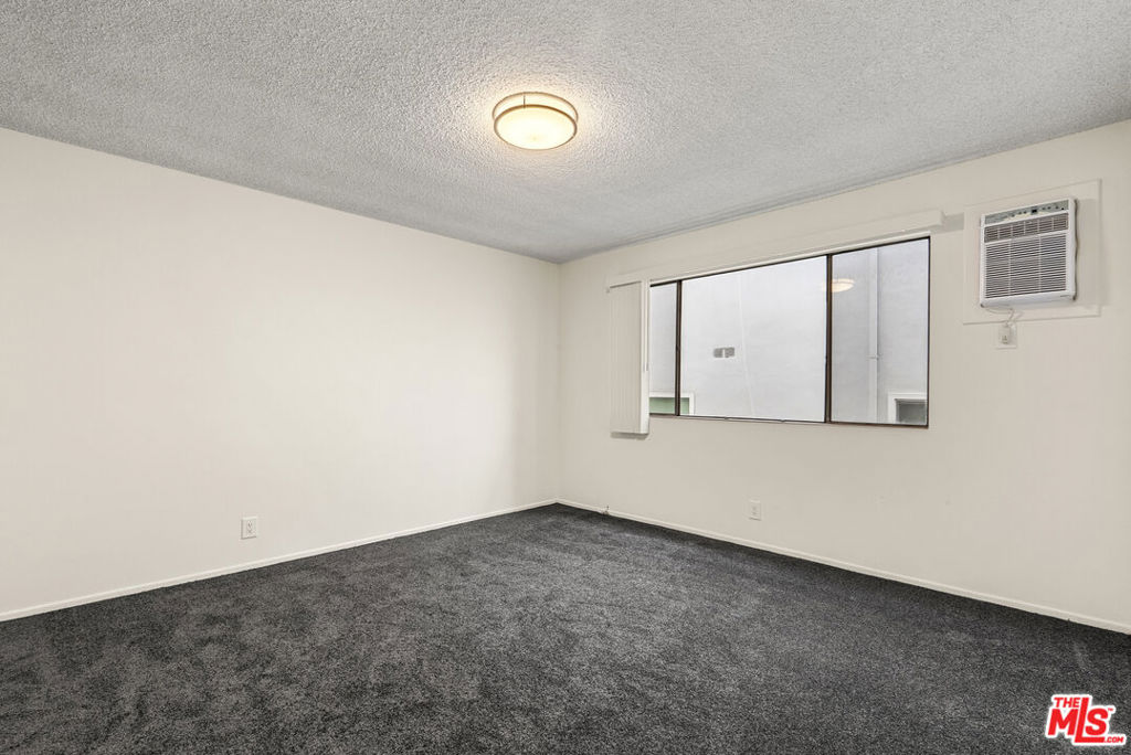 929 N San Vicente Boulevard 4 Property Photo 3