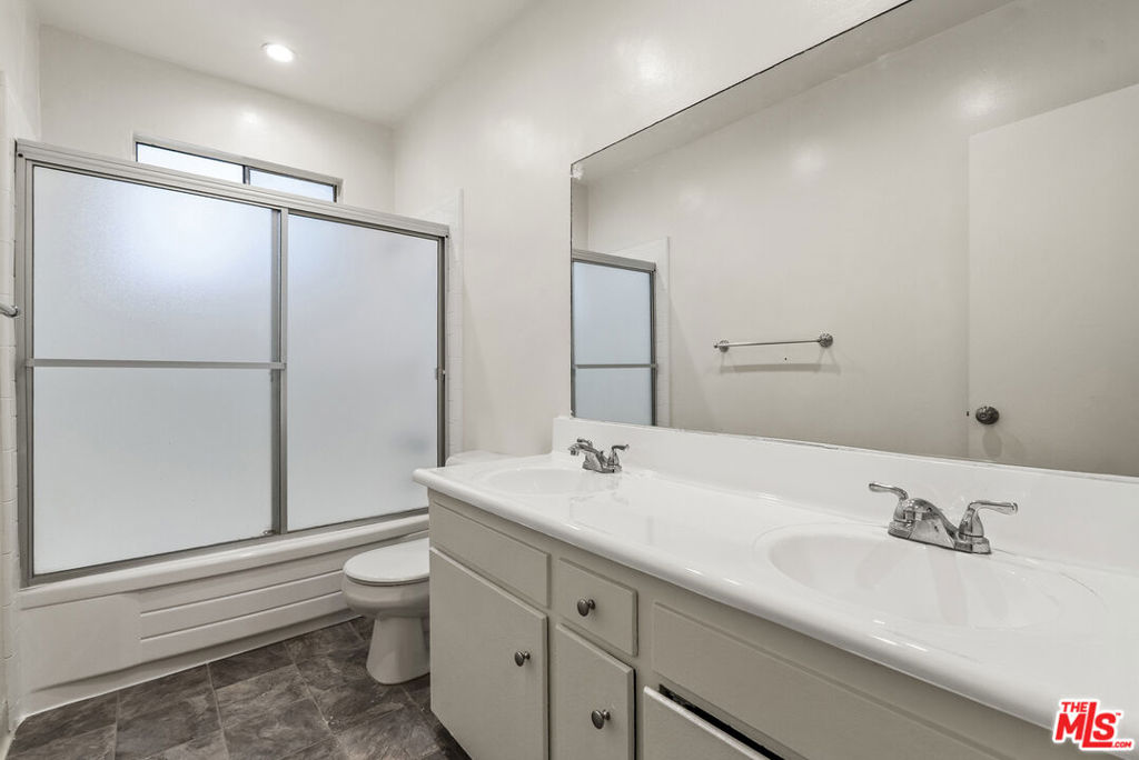 929 N San Vicente Boulevard 4 Property Photo 8
