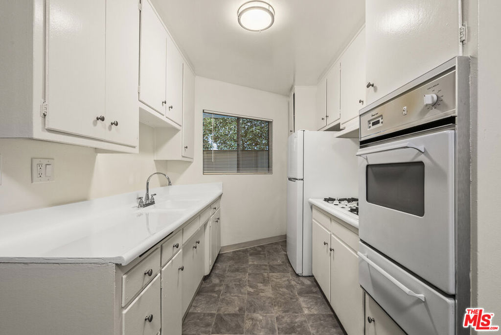 929 N San Vicente Boulevard 4 Property Photo 12