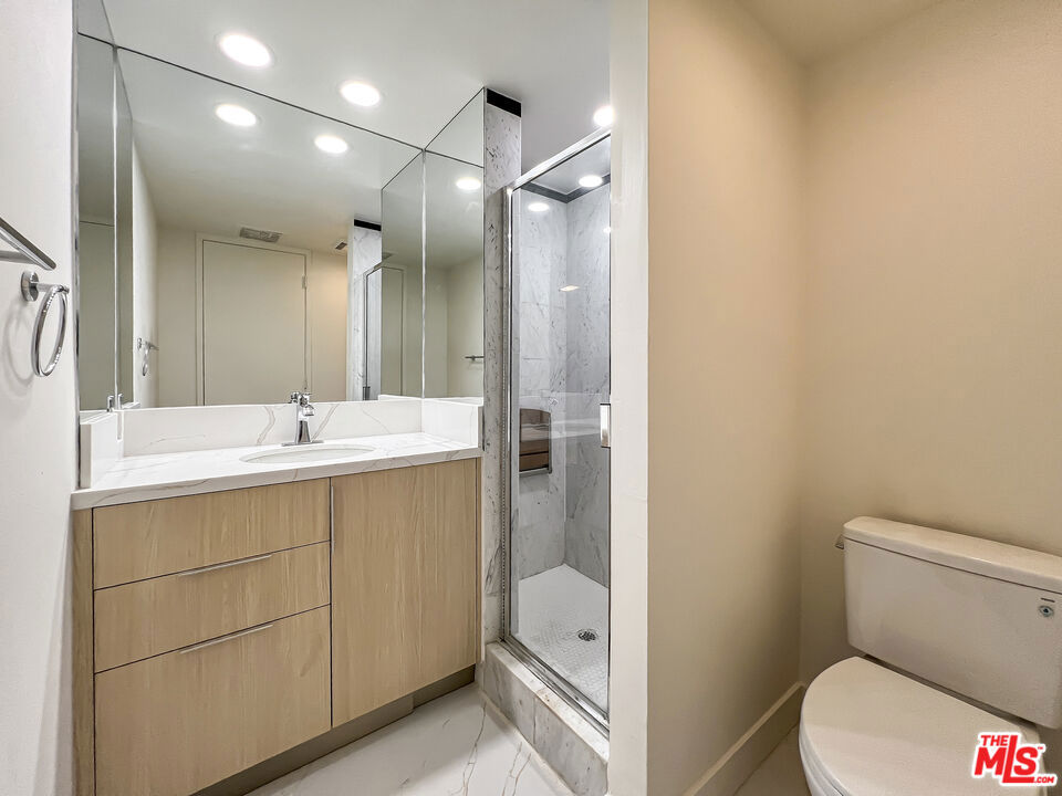 320 N Maple Drive 303 Property Photo 28