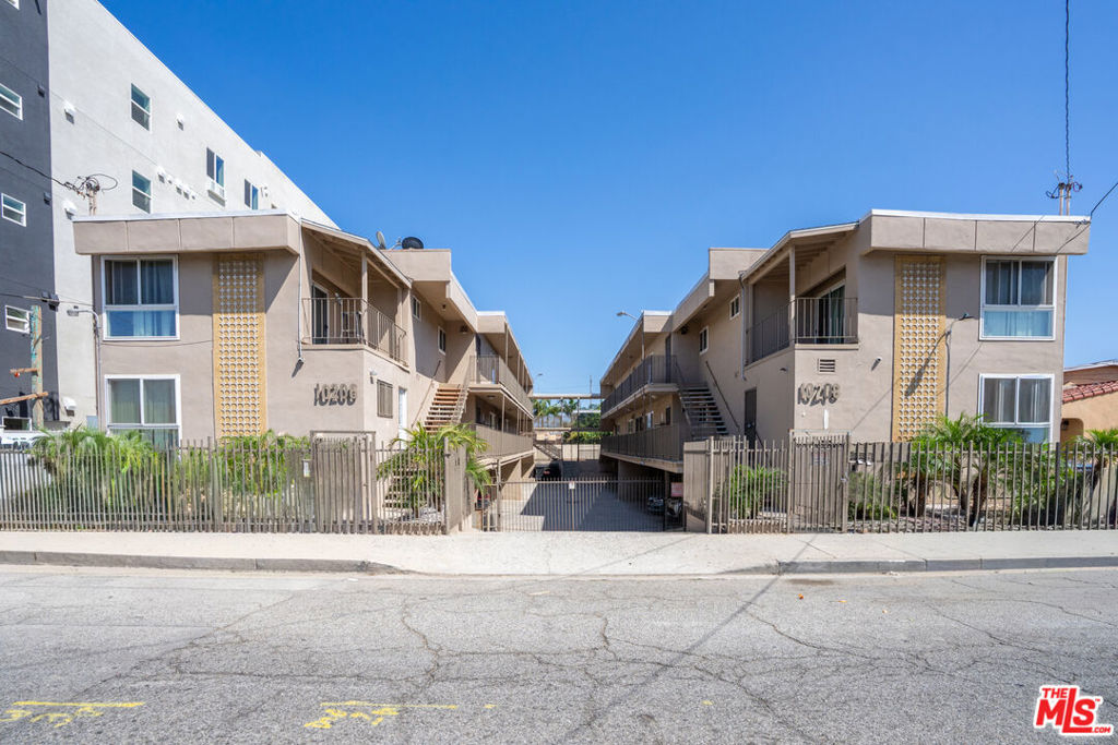10206 S Inglewood Avenue Property Photo 1