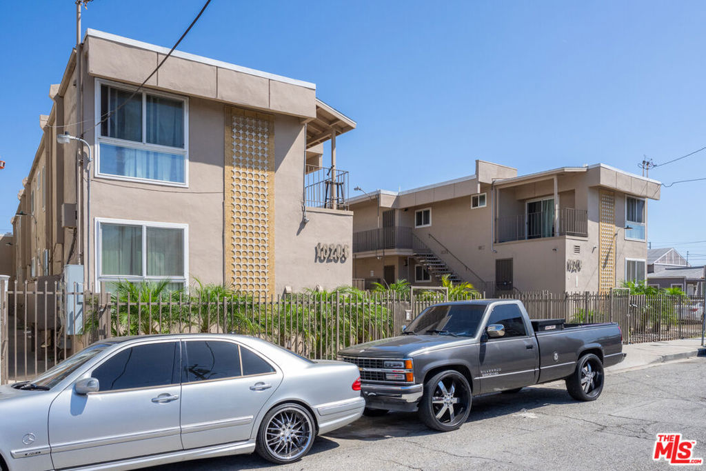 10206 S Inglewood Avenue Property Photo 3