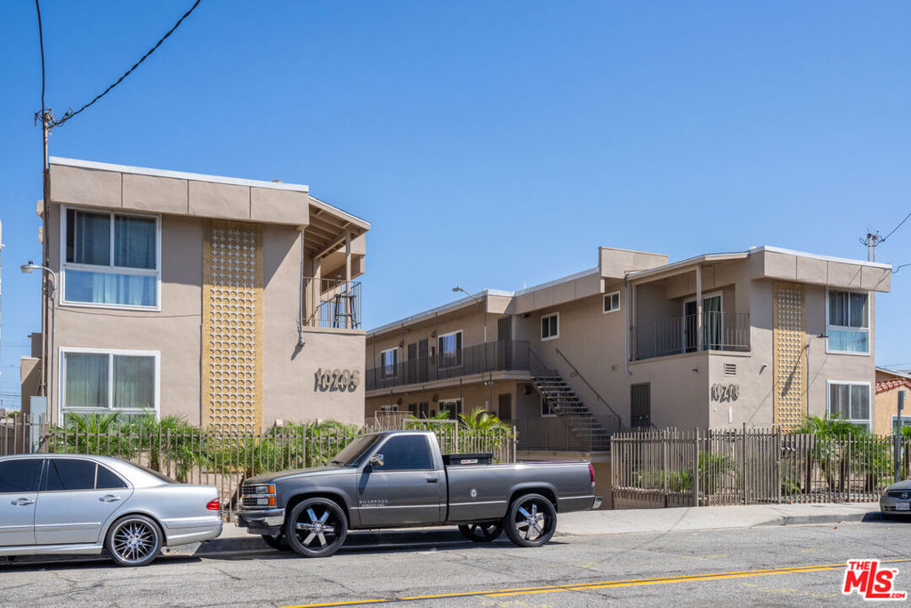 10206 S Inglewood Avenue Property Photo 4