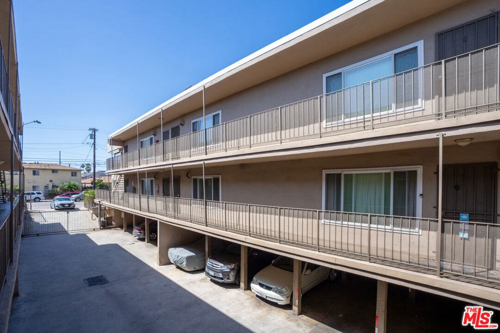10206 S Inglewood Avenue Property Photo 10