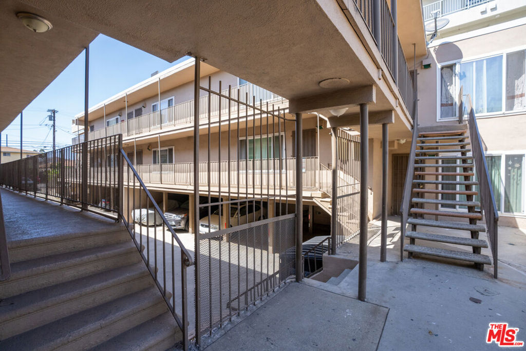 10206 S Inglewood Avenue Property Photo 11