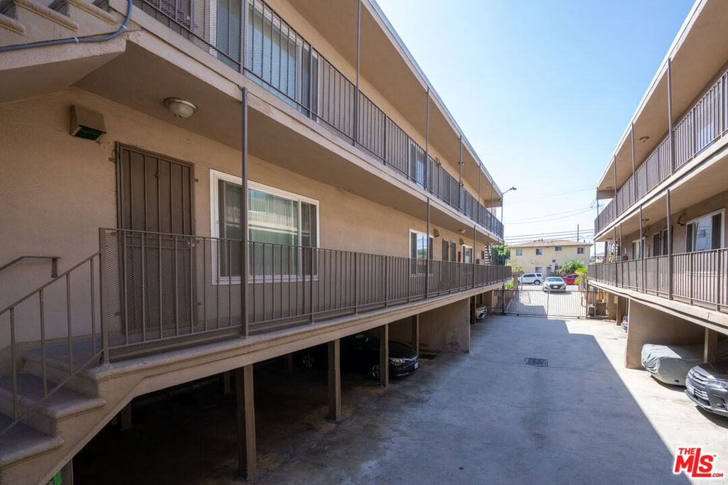 10206 S Inglewood Avenue Property Photo 12