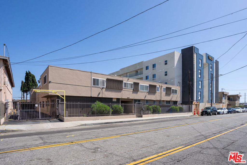 10130 S Inglewood Avenue Property Photo 1