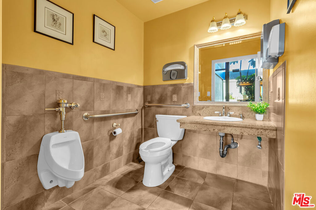 10535 Paramount Boulevard Property Photo 34