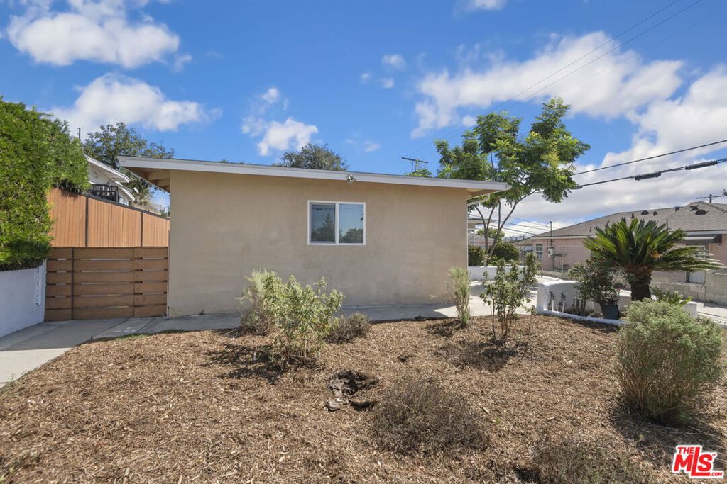 2216 N Indiana Avenue Property Photo 33