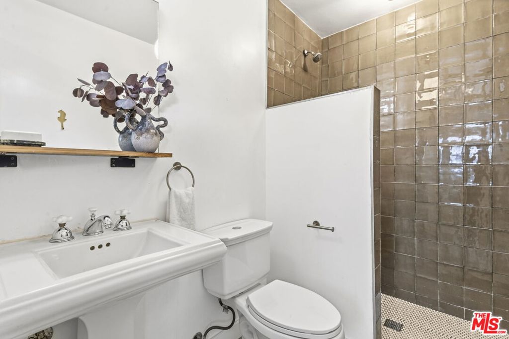 2216 N Indiana Avenue Property Photo 44