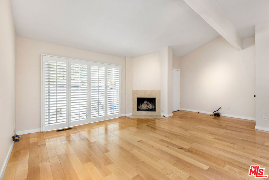 17207 Palisades Circle Property Photo 4