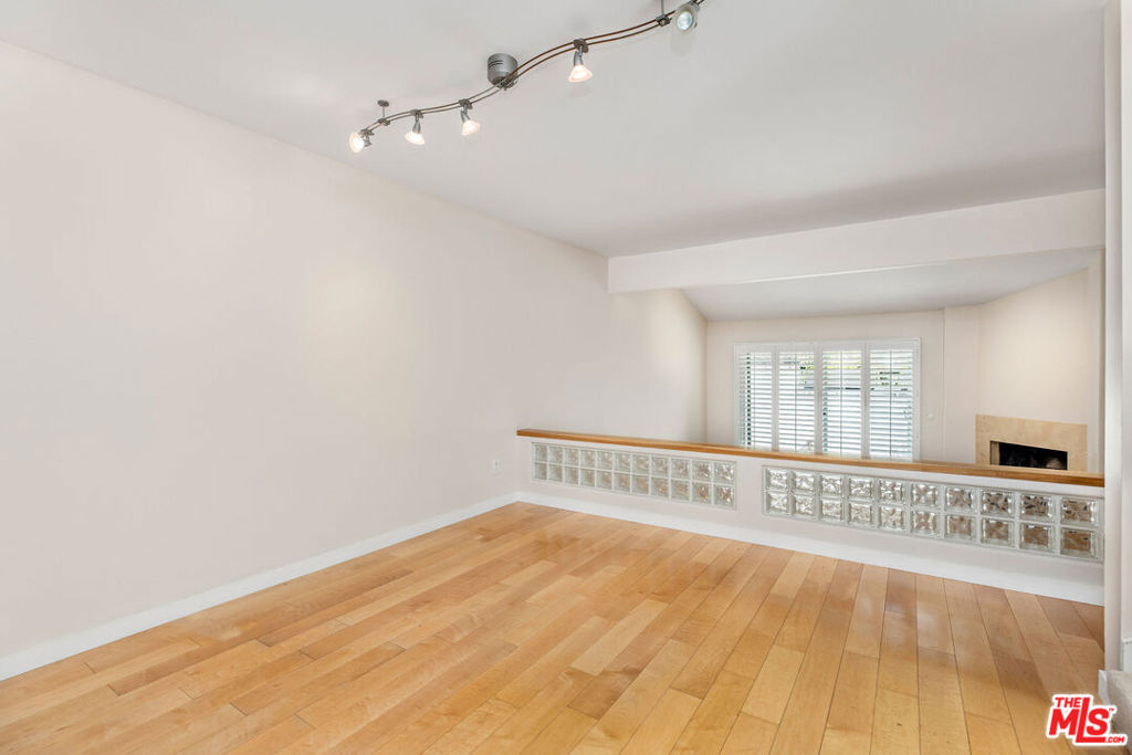 17207 Palisades Circle Property Photo 5