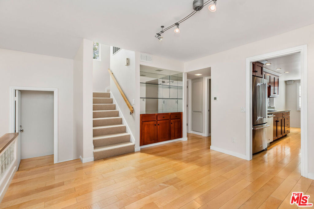 17207 Palisades Circle Property Photo 6