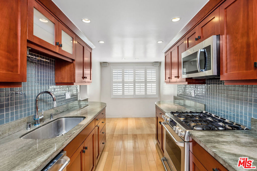17207 Palisades Circle Property Photo 8
