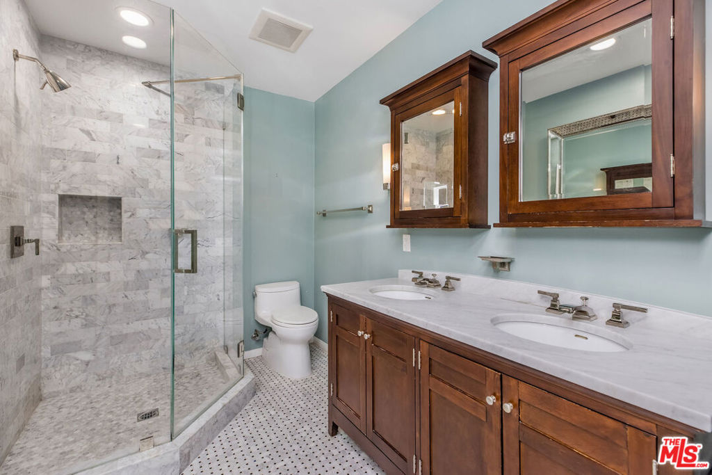 17207 Palisades Circle Property Photo 11