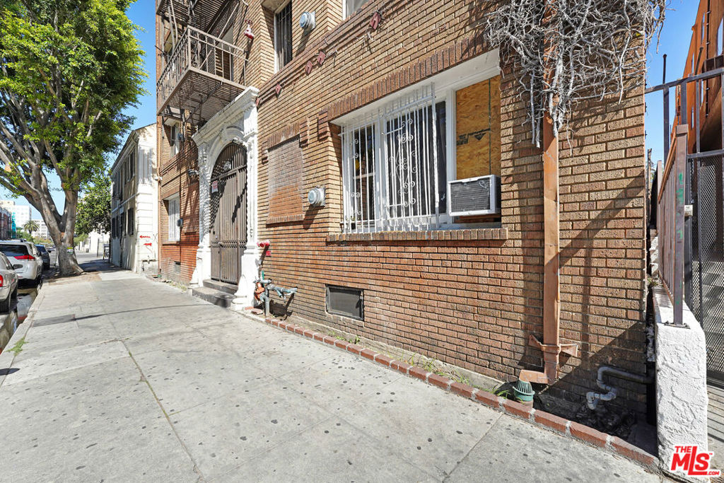812 S Westlake Avenue 303 Property Photo 2