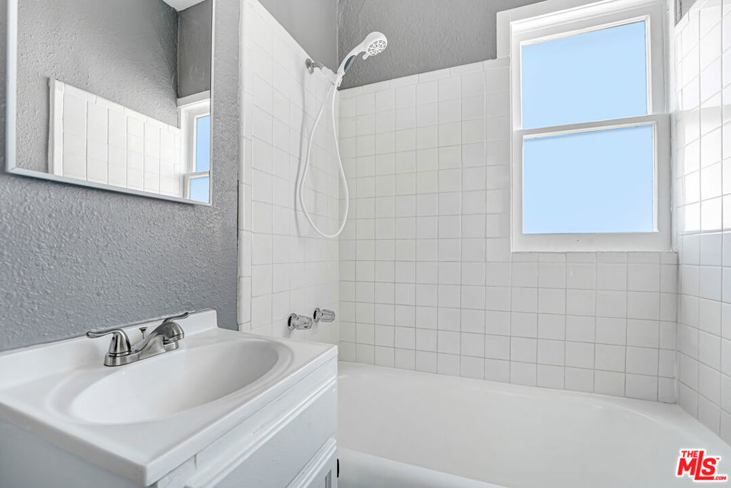 812 S Westlake Avenue 303 Property Photo 10