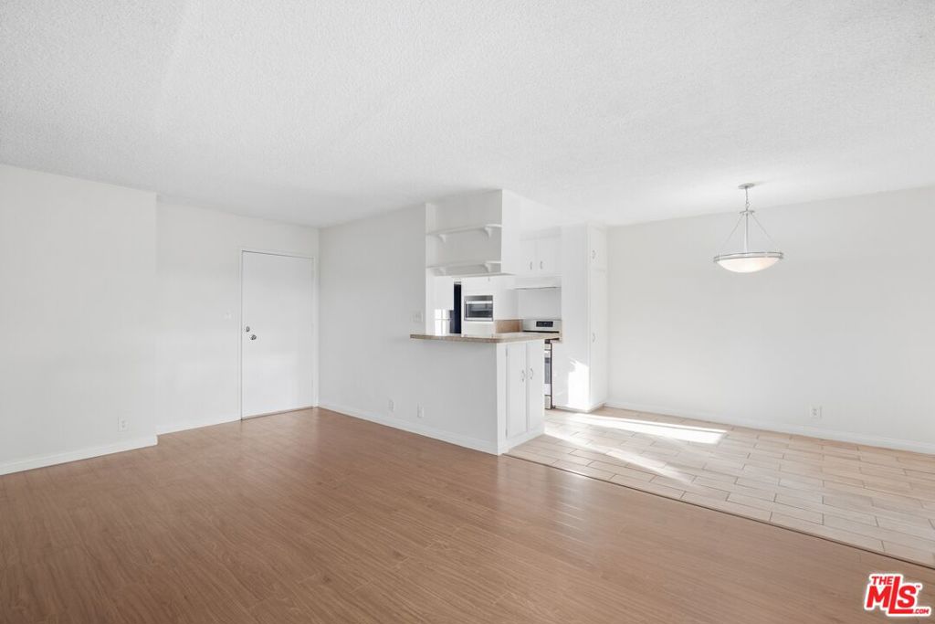 739 N Croft Avenue 207 Property Photo 3