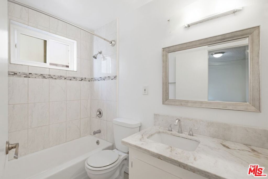 739 N Croft Avenue 207 Property Photo 17