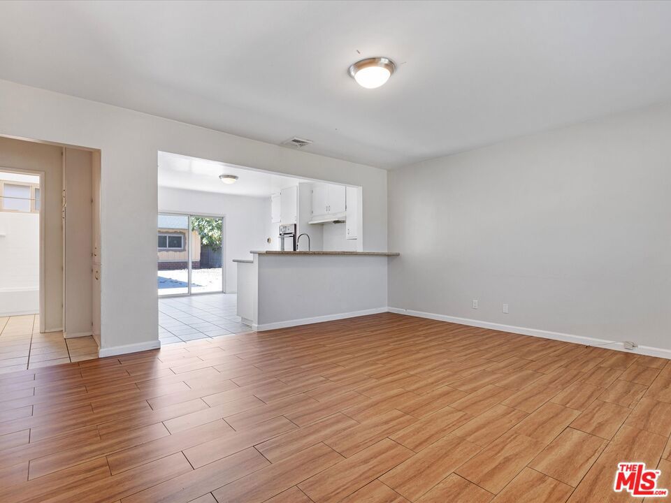 521 S Oak Street Property Photo 4