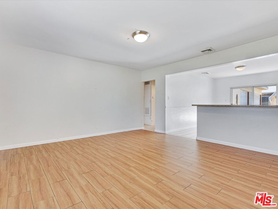 521 S Oak Street Property Photo 6
