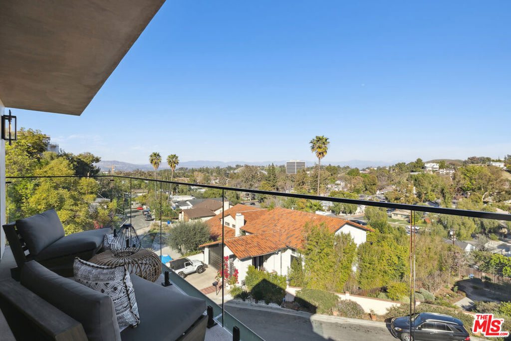 5221 Campo Road Property Photo 14