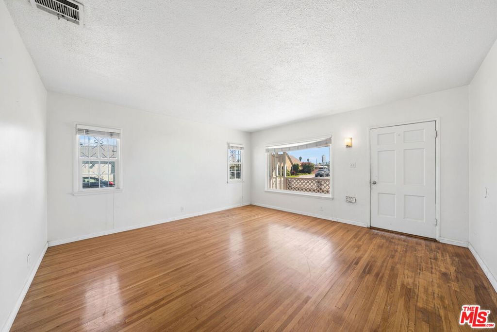 601 W Arbutus Street Property Photo 7