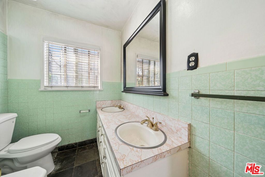 601 W Arbutus Street Property Photo 26