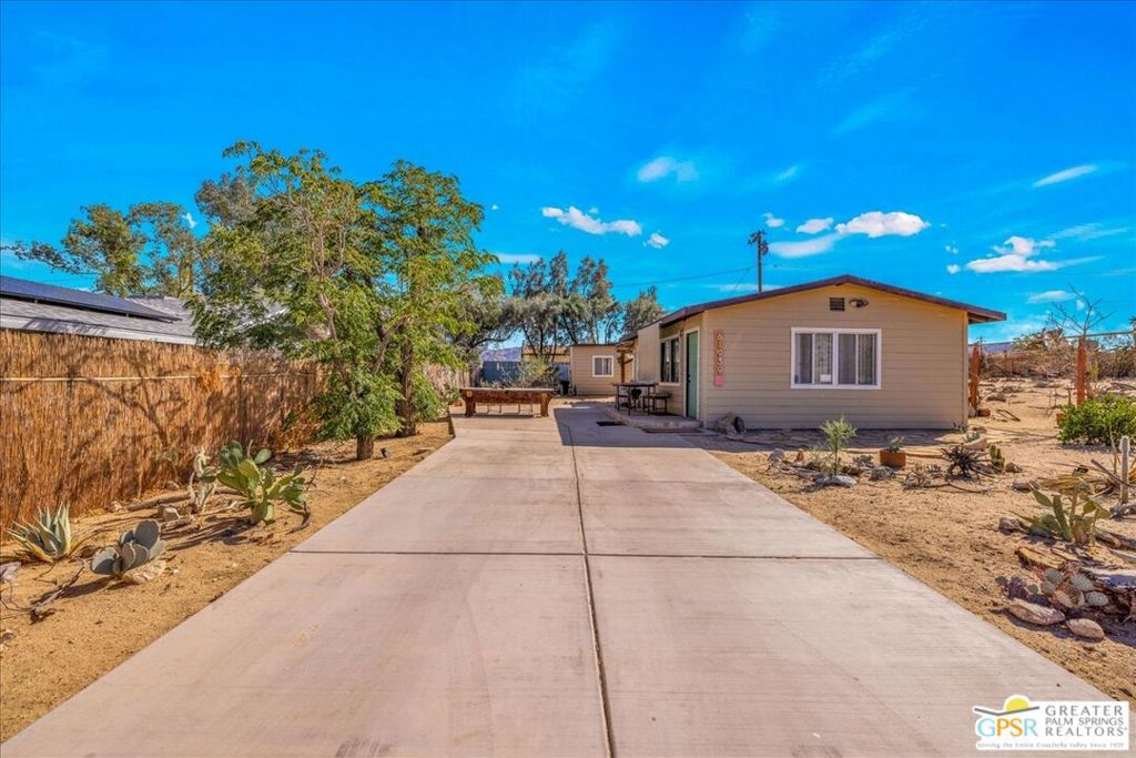 61939 Hilltop Drive Property Photo 3