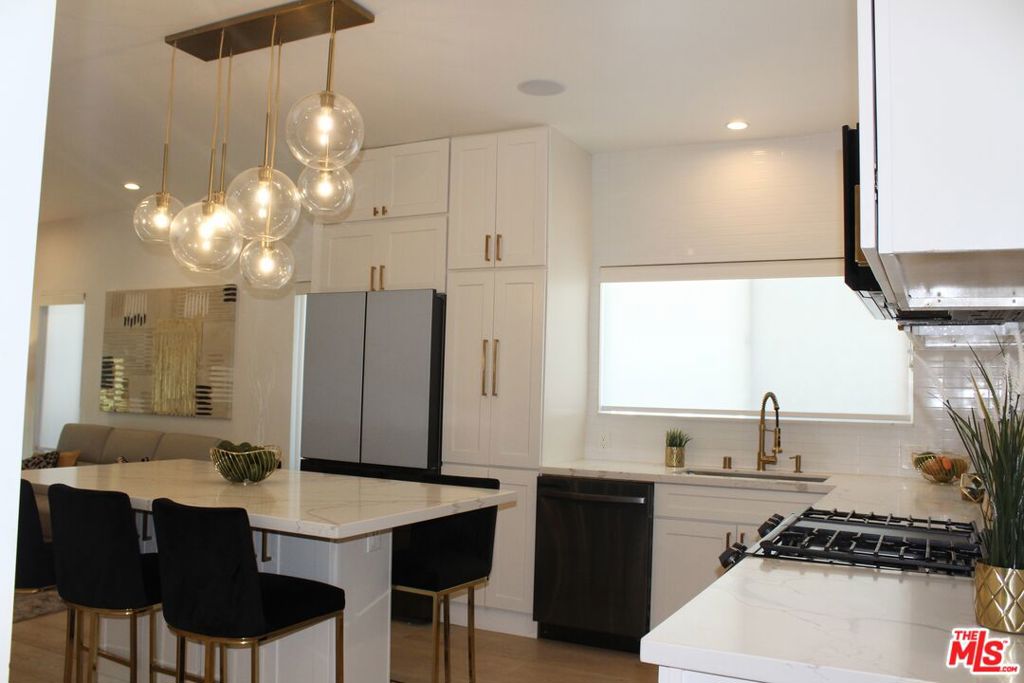 1520 S Burnside Avenue Property Photo 10