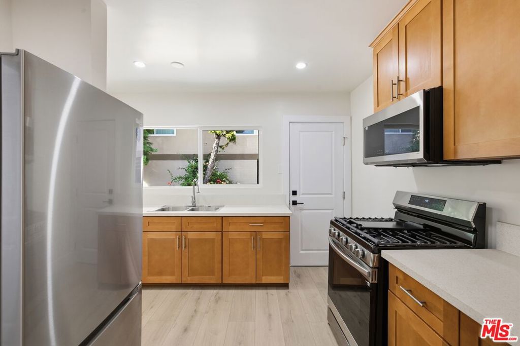 5915 1/4 Barton Avenue Property Photo 1