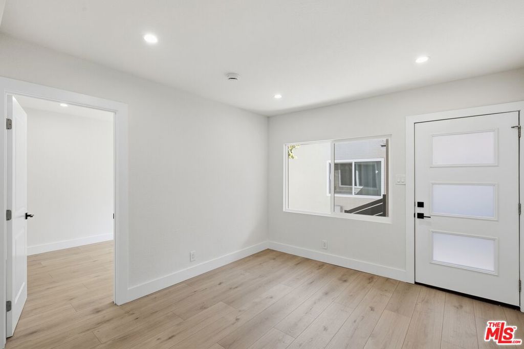 5915 1/4 Barton Avenue Property Photo 7