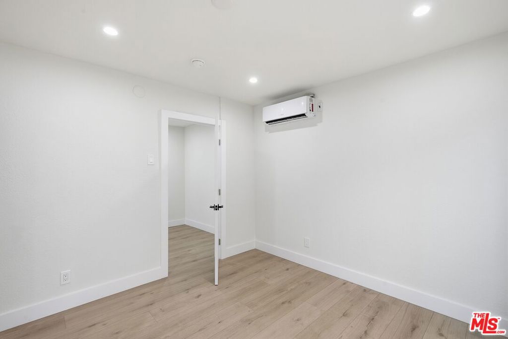 5915 1/4 Barton Avenue Property Photo 9