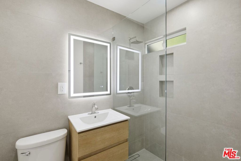5915 1/4 Barton Avenue Property Photo 10