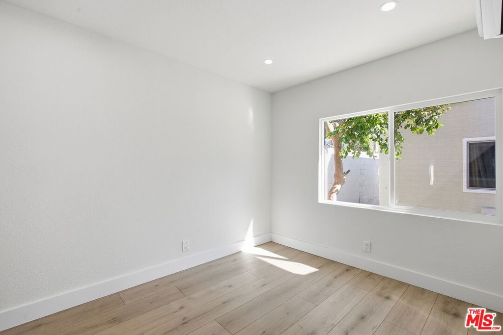 5915 1/4 Barton Avenue Property Photo 14