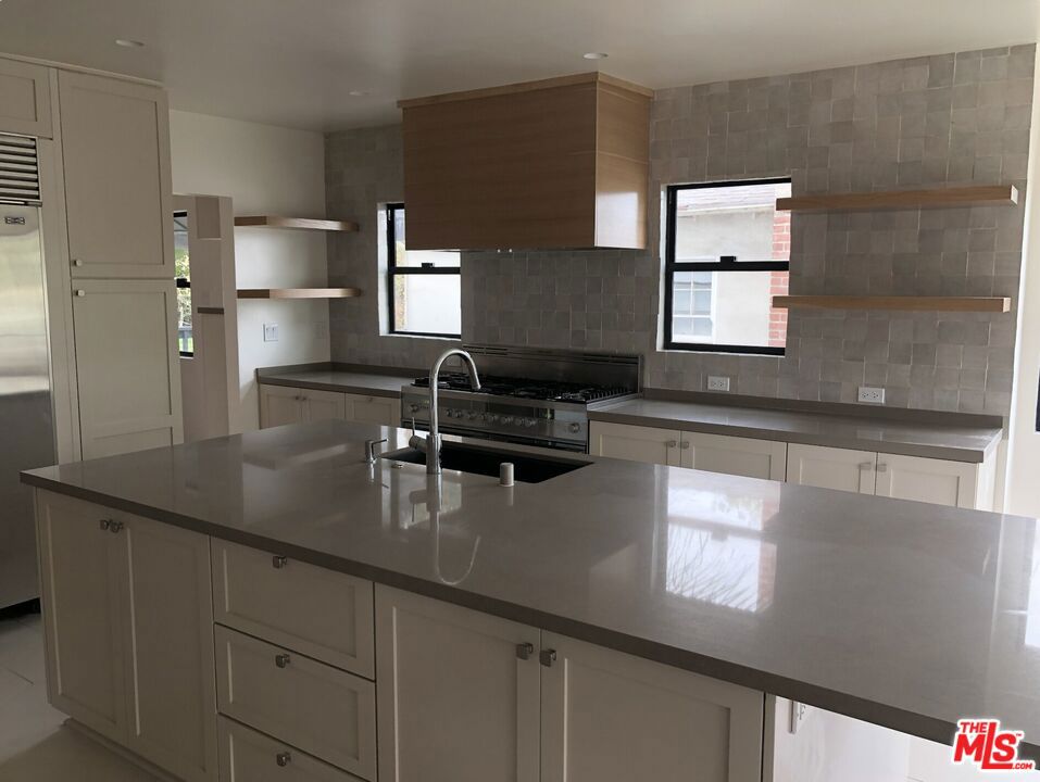 2000 Balmer Drive Property Photo 10