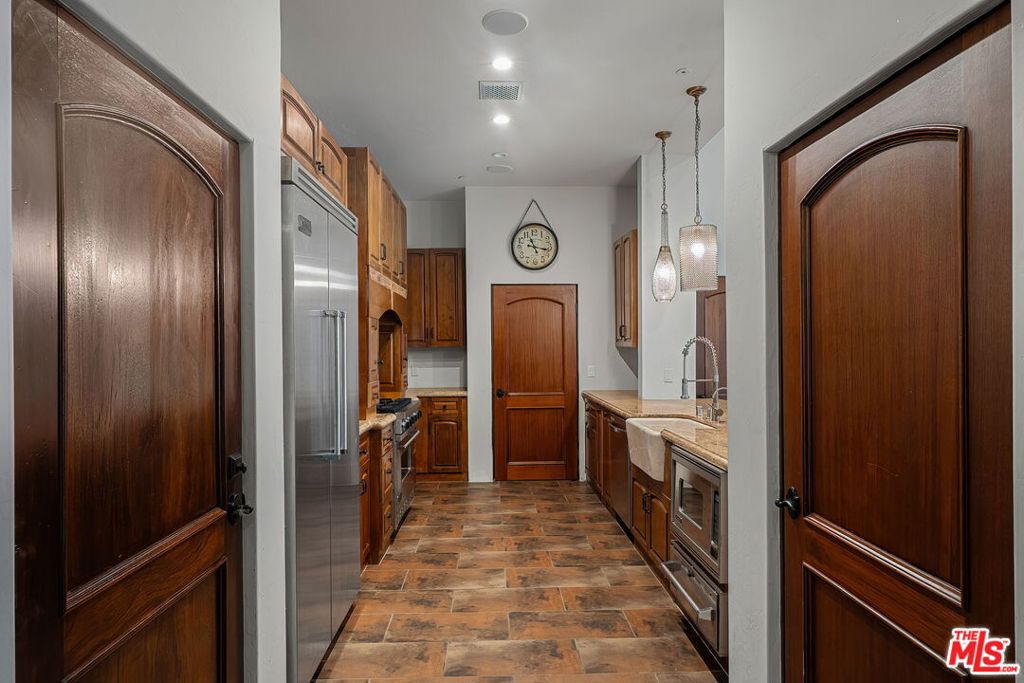 11937 W Sunset Boulevard 8 Property Photo 16
