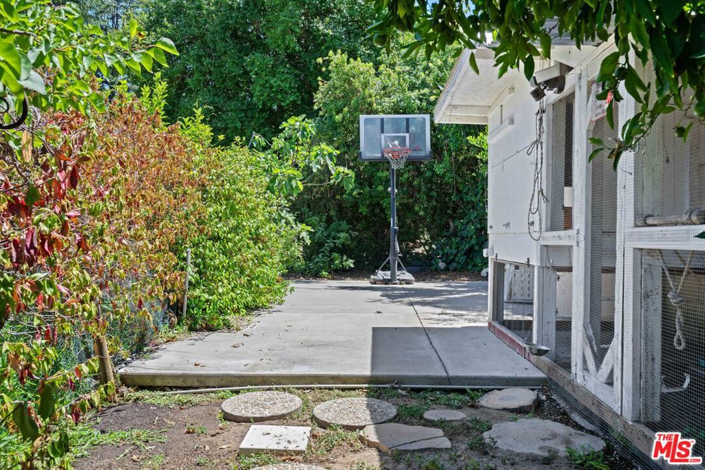 16582 Calneva Drive Property Photo 19