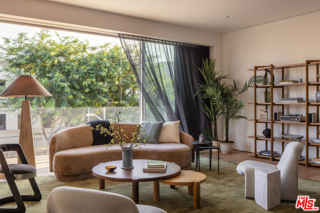 8899 Beverly Boulevard 4G Property Photo 1