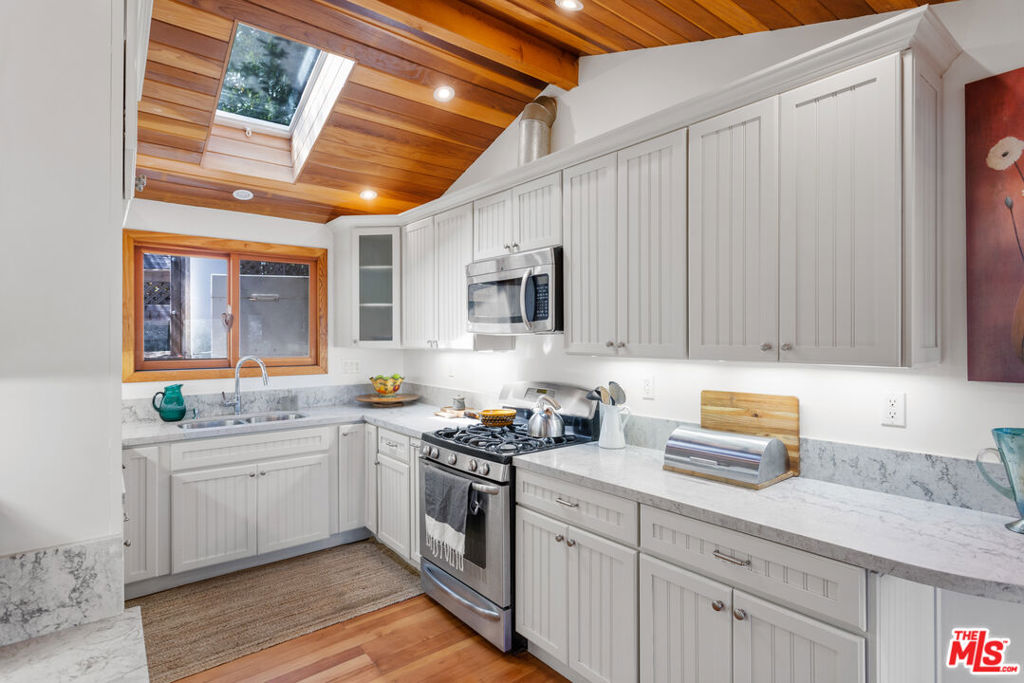 1239 Fernwood Pacific Drive Property Photo 18