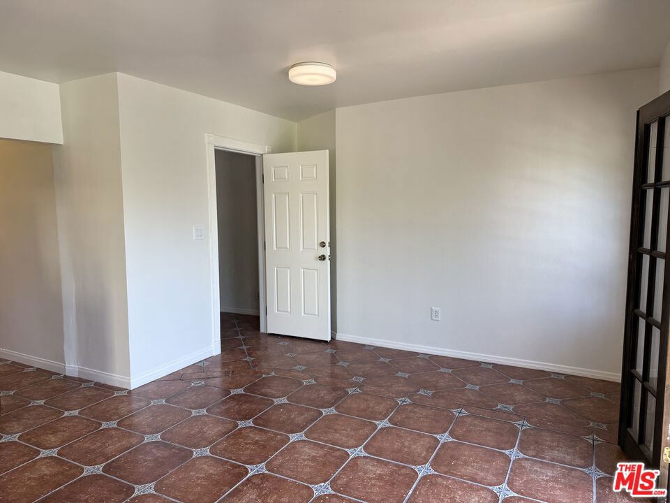 2646 Kenwood Ave 4 Property Photo 6
