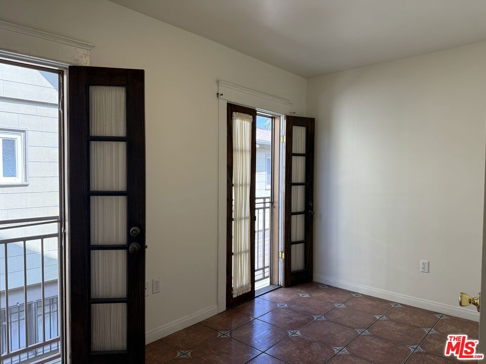 2646 Kenwood Ave 4 Property Photo 9