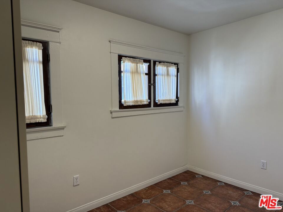 2646 Kenwood Ave 4 Property Photo 10