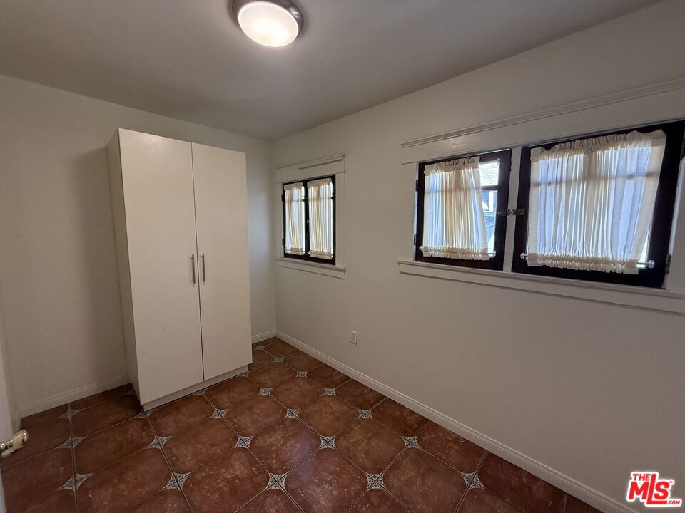 2646 Kenwood Ave 4 Property Photo 11